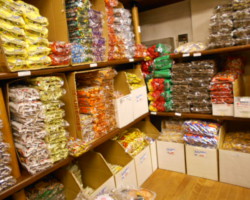 駄菓子といえばスナック!店の一<br>番奥の棚一面にございます 10-スナック棚