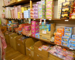 ポテトフライや当り付き駄菓子の<br>棚の下には壁くじがギッシリ! 3-ポテフラ&くじ棚